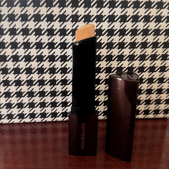 Hourglass Foundation Stick - Picture 2 of 3